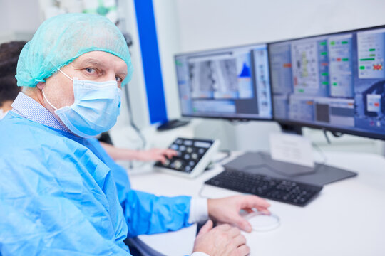 CTA in the biotech laboratory for data analysis on the computer