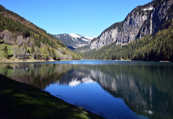Fototapeta na wymiar Lac et montagne de France