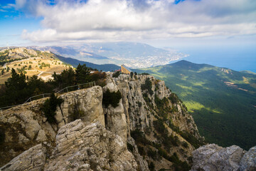 Fototapeta na wymiar Ausblick von einem Berg auf die Landschaft und Meer