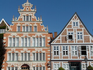 Fototapeta na wymiar Fassade des Bürgermeister-Hintze-Haus und Fachwerkfassaden in Stade