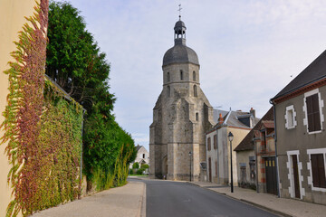 Rue de l'église un matin d'Automne à Aigurande (36140), Indre en Centre-Val de Loire, France