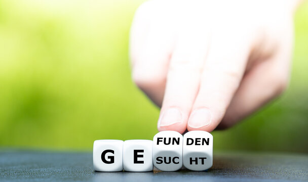 Hand dreht W&uuml;rfel und &auml;ndert das Wort "gesucht" in "gefunden".