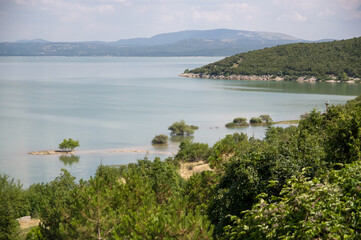 Fototapeta na wymiar Krajobraz górski z widokiem na jezioro z wysepkami porośniętymi drzewami