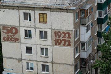 Obraz premium communist propaganda. Residential building built during the Soviet Union era.50 years of the USSR.house built during the reign of Brezhnev in 1972