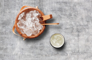 木製のアイスペールと焼酎の水割り