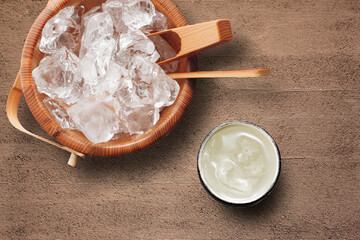 木製のアイスペールと焼酎の水割り
