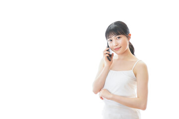 スマホで通話をする若い女性