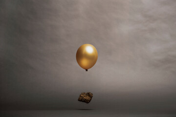 Stein hängt am Ballon