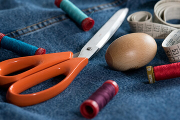tessuti stoffe fili e forbici, l'arte del cucito, il cucito e gli strumenti che lo caratterizzano