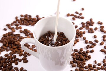 Kaffeebohnen in einer Tasse