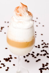 Latte Macchiato mit Schichten im Weinglas