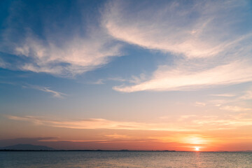 Fototapeta na wymiar sunset over the sea in the evening 
