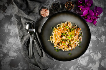 Fried noodles with chicken and vegetables.