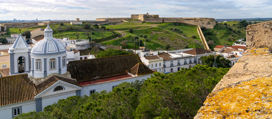 Fototapeta na wymiar picturesque village of Castro Marim and castle behind