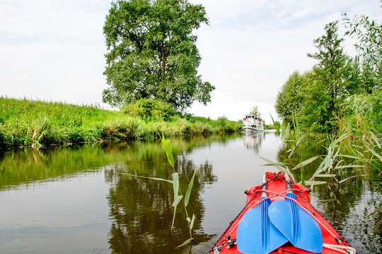 Statek białej floty na Kanale Elbląskim