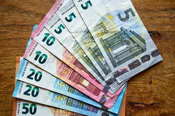 banknoty euro na drewnianym stole