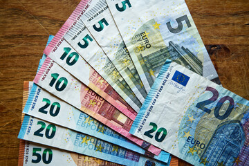 banknoty euro na drewnianym stole
