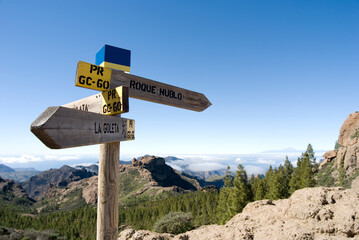 Wegweiser und Berge auf Gran Canaria