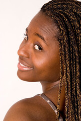Junge farbige Frau mit lächelndem Gesicht