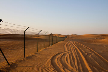 Fototapeta premium Grenzzaun in der Wüste