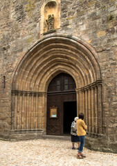 Entrée de l'église Notre-Dame-de-l'Assomption à Fanjeaux, France