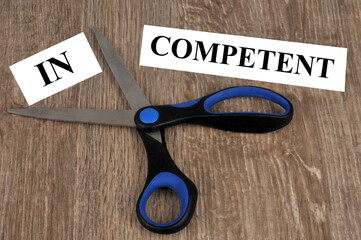 Concept de comp&eacute;tence et d'incomp&eacute;tence avec un mot coup&eacute; avec des ciseaux