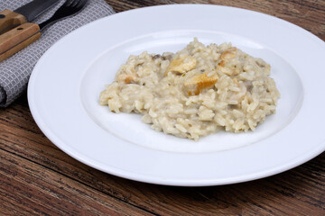 assiette de risotto au poulet et champignons