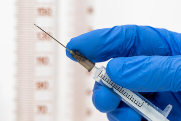 Impfung mit Ampulle und Impfstoff gegen Coronavirus COVID-19