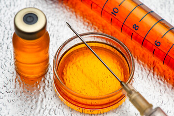 Impfung mit Ampulle und Impfstoff gegen Coronavirus COVID-19