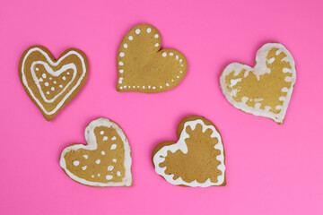 Gingerbread cookies hearts on pink background