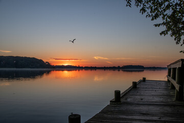 Fototapeta na wymiar Morning by the lake