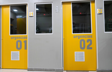 Puertas de consultorios en sala de emergencia de hospital