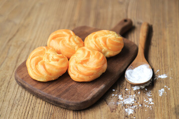 eclair cooking baked on board for eaating 