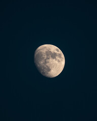 Zunehmender Mond bei klarem Himmel