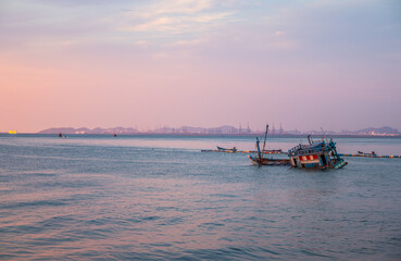 Obraz premium an old ship during the sunset on the sea in the Gulf of Thailand