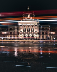 Das Bundeshaus in Bern bei Nacht im Winter