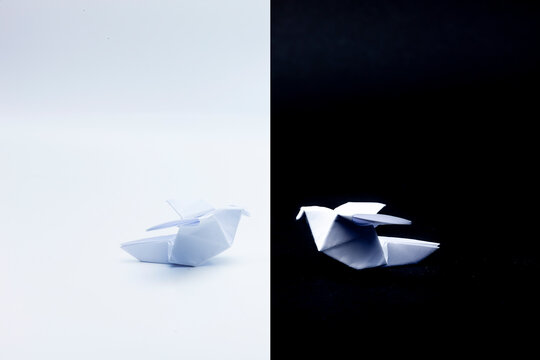 Origami Papierv&ouml;gel auf schwarzem und auf weissem Hintergrund
