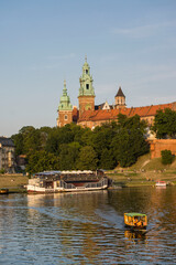barcazas en el rio Vistula, castillo y colina de Wawel, Cracovia , voivodato de Pequeña Polonia,Polonia,  eastern europe - obrazy, fototapety, plakaty