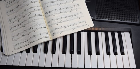 Electric piano, keyboard piano, nuty i klawisze pianina