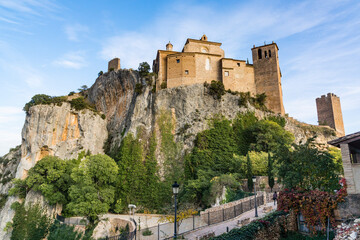 Fototapeta na wymiar colegiata-castillo Santa María la Mayor , fortaleza, construida en el siglo ix por Jalaf ibn Rasid, Alquézar, Huesca, Spain, 