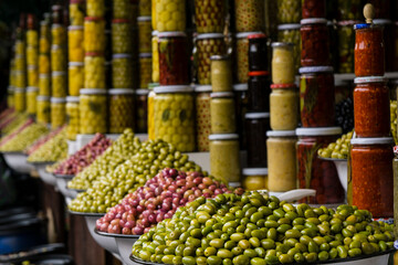aceitunas y encurtidos, zoco de Marrakech, Marruecos, norte de Africa, continente africano