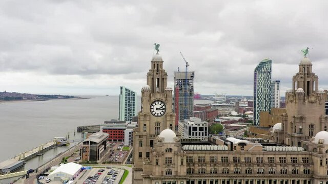 Liverpool Liver building wide drone rotaions shot showing liver birds ontop and city paralaxed in background.

4K 25FPS 10bit DLOG-REC709