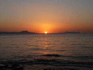 Naklejka premium Romantic sunset over montains on coast line