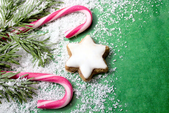 Weihnachtsdekoration mit Zuckerstangen und einem Zimtstern
