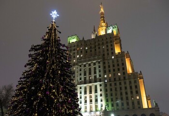 Fototapeta na wymiar Christmas tree next to the building in Moscow