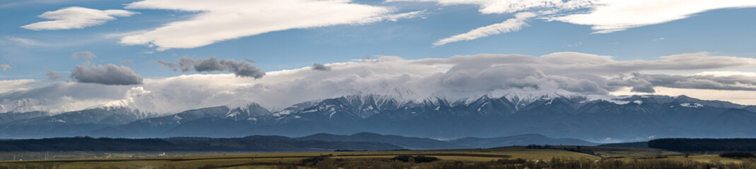 Fototapeta na wymiar Panoramic view of the snow covered Fagaras mountains, part of the Carpathian mountains.