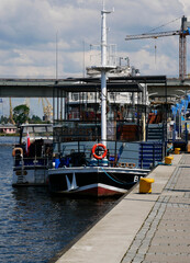 Barka zacumowana w porcie na rzece Odrze - obrazy, fototapety, plakaty