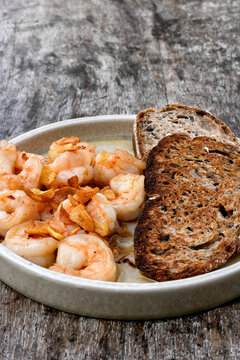 Shrimps, frie garlic, olive and bread slides