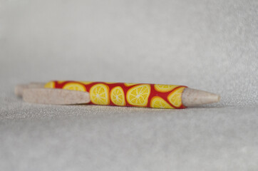 Obraz premium ballpoint pen covered with polymer clay lemon and orange pattern