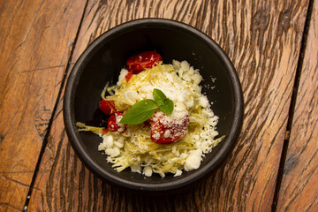 Spaghetti from pupunha with pesto and goat cheese.